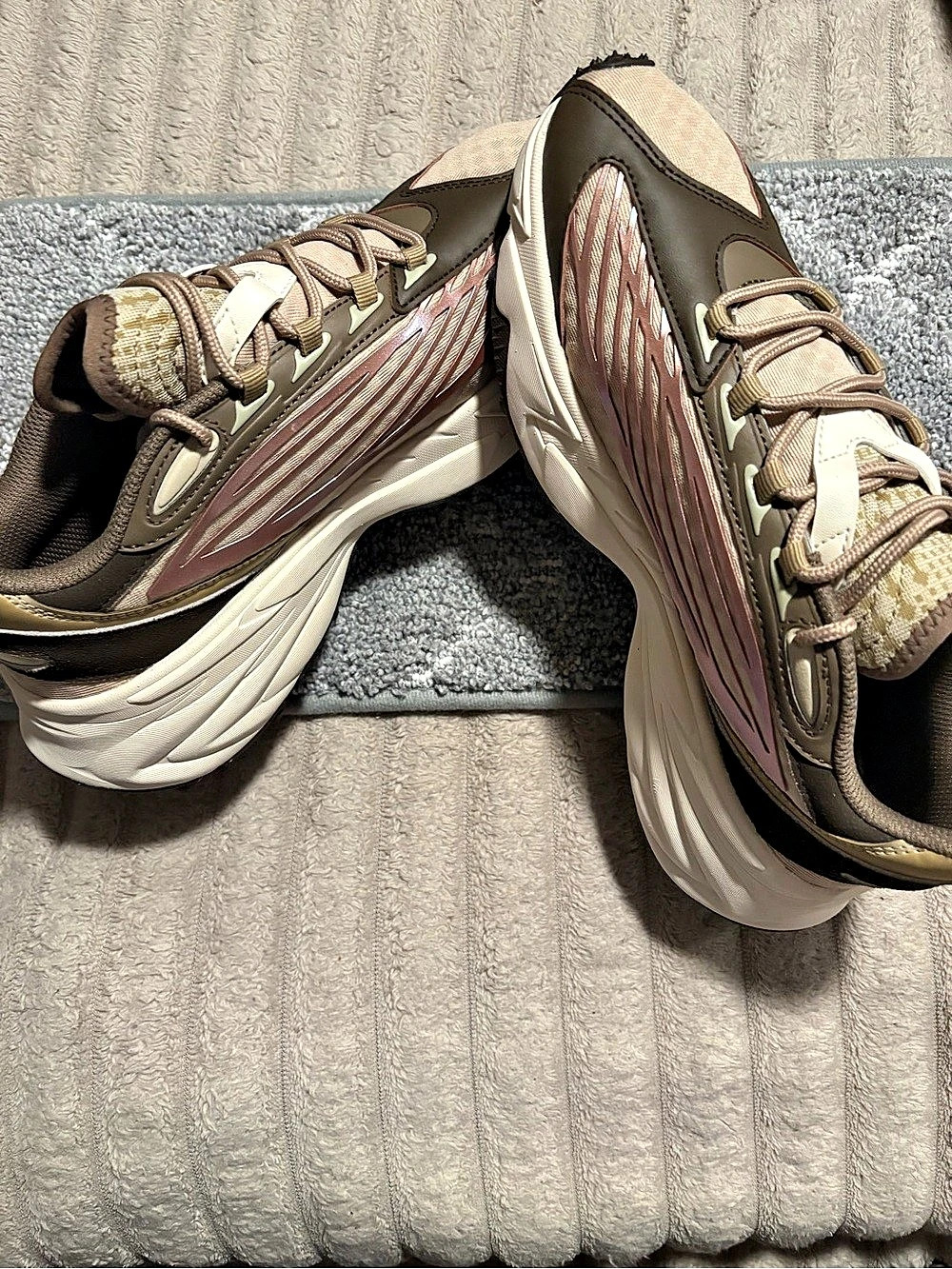 ASICS Women's Sneakers US 8.5 Bry New. AT-10/16